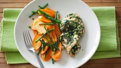 Куриная отбивная с морковью и фасолью