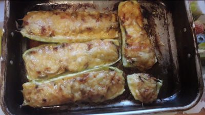 Лодочки из кабачков с грибами под сыром