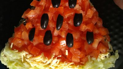 Салат «Арбуз» с курицей и помидорами