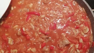 Тушеная свинина с шампиньонами и сладким перцем