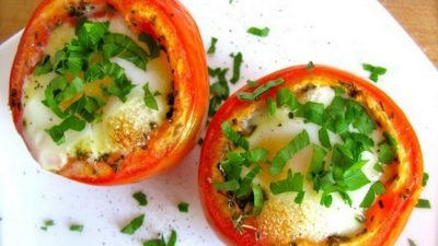 Яйца с сыром в помидорах