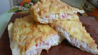 Закуска из тонкого лаваша и крабовых палочек