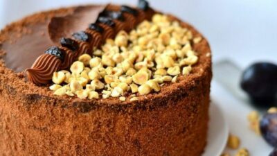 Шоколадный торт с черносливом и со сливочно-карамельным кремом