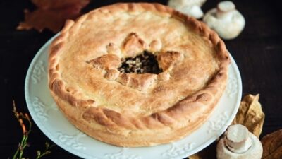 Пирог с грибами на дрожжевом тесте с коньяком