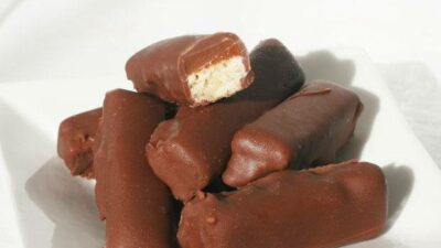 Конфеты с карамелью и печеньем в шоколадной глазури