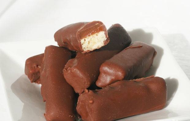 Конфеты с карамелью и печеньем в шоколадной глазури