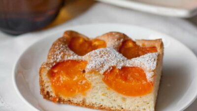 Бисквитный пирог с абрикосами и ванилью