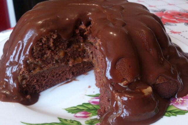 Влажный шоколадный торт с кокосом и сгущенкой