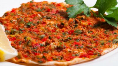 Лахмаджун с говяжьим фаршем и овощами