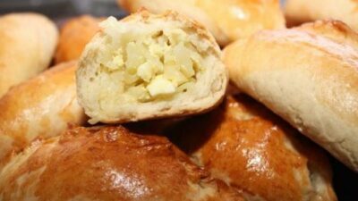 Пирожки с капустой, яйцом и луком в духовке