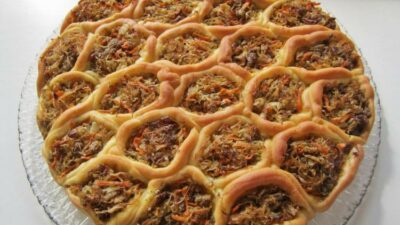 Пирог «Соты» с квашеной капустой и фаршем