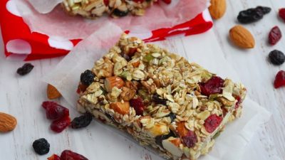 Орехово-злаковое печенье с изюмом и клюквой