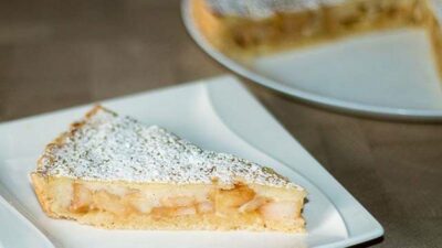 Вкусный яблочный пирог с кремом из молока