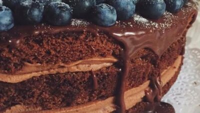 Самый шоколадный торт с ягодами