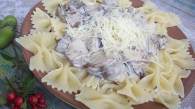 Паста фарфалле с лесными грибами