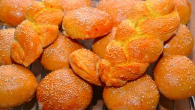 Дрожжевые пирожки с изюмом и творогом