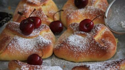 Творожные конвертики с черешней