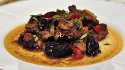 Тушеная баранина с черносливом и помидорами