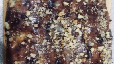 Пирог с грецкими орехами, сгущенкой и изюмом