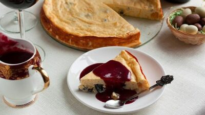 Творожный пудинг с ягодным соусом