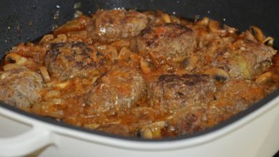Мясные котлетки в луковом соусе