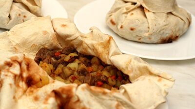 Мясо с овощами в армянском лаваше