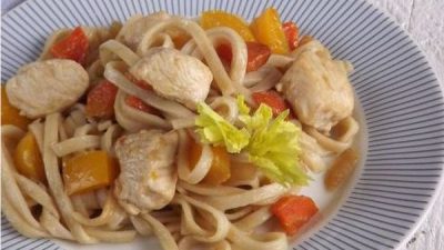 Лапша удон с курицей и тушеными овощами