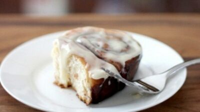 Булочки с корицей в карамельной глазури