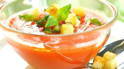 Испанский гаспачо с сальсой и крутонами