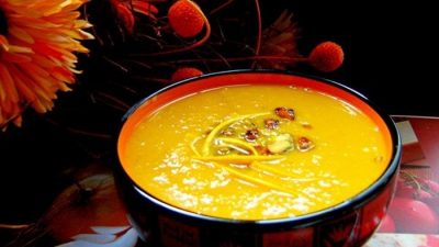 Тыквенный суп с фисташками в карамели