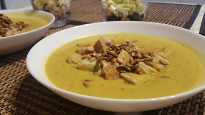 Тыквенный крем-суп с грушами и сухариками