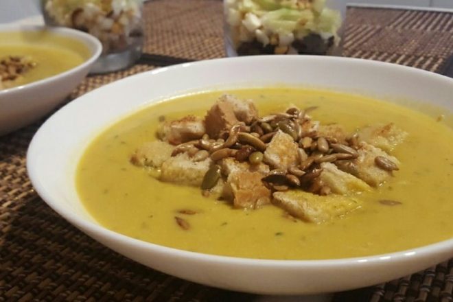 Тыквенный крем-суп с грушами и сухариками