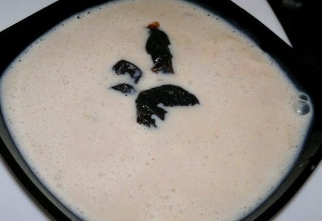 Куриный крем-суп со сметаной и черносливом