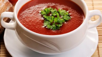 Томатный крем-суп с курицей и перцем чили