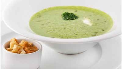 Гороховый крем-суп с курицей и сельдереем
