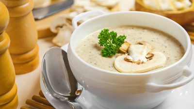Куриный суп-пюре с грибами и сельдереем