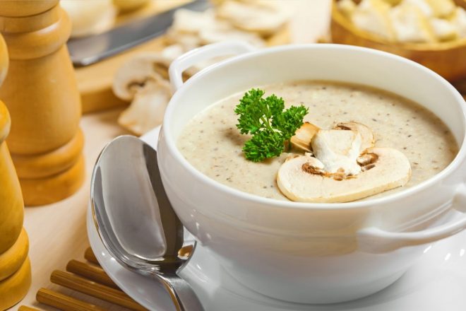 Куриный суп-пюре с грибами и сельдереем