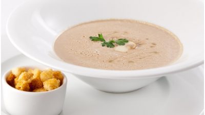 Сливочный крем-суп из белых грибов на курином бульоне