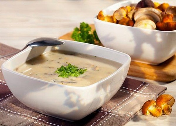 Крем-суп из белых грибов с домашними сухариками
