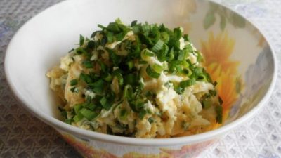 Сырный салат с овощами и оливками