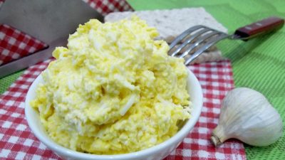 Сырный салат с рисом и семгой