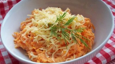 Простой сырный салат с морковью и чесноком