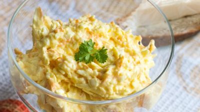 Салат с сыром, кальмарами и орехами