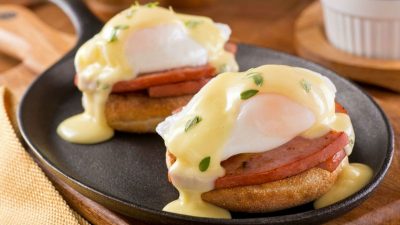 Яйца Бенедикт с беконом и зеленью под голландским соусом