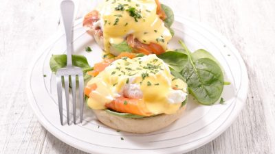 Яйца Бенедикт с копченым лососем и шпинатом