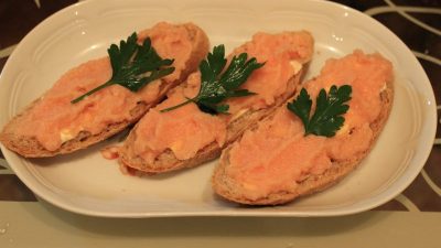 Бутерброды с икрой минтая и перепелиными яйцами