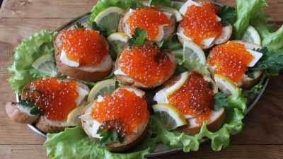 Бутерброды с красной икрой, маслом и авокадо