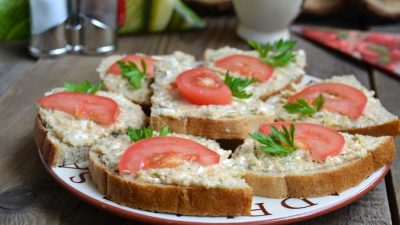 Бутерброды с маслом и икрой трески