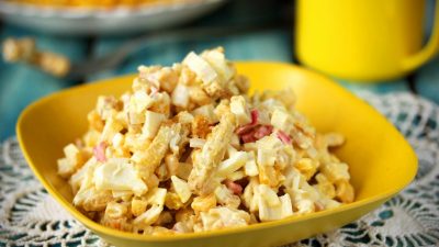 Салат с крабовыми палочками, яйцами и сухариками