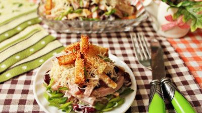 Слоеный салат с копченой колбасой и кириешками